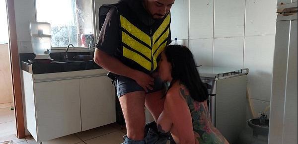  MULHER PEDIU GAS DE COZINHA E DEU PRO ENTREGADOR E AINDA FILMOU TUDO ( assista ao video completo no xvideos RED)